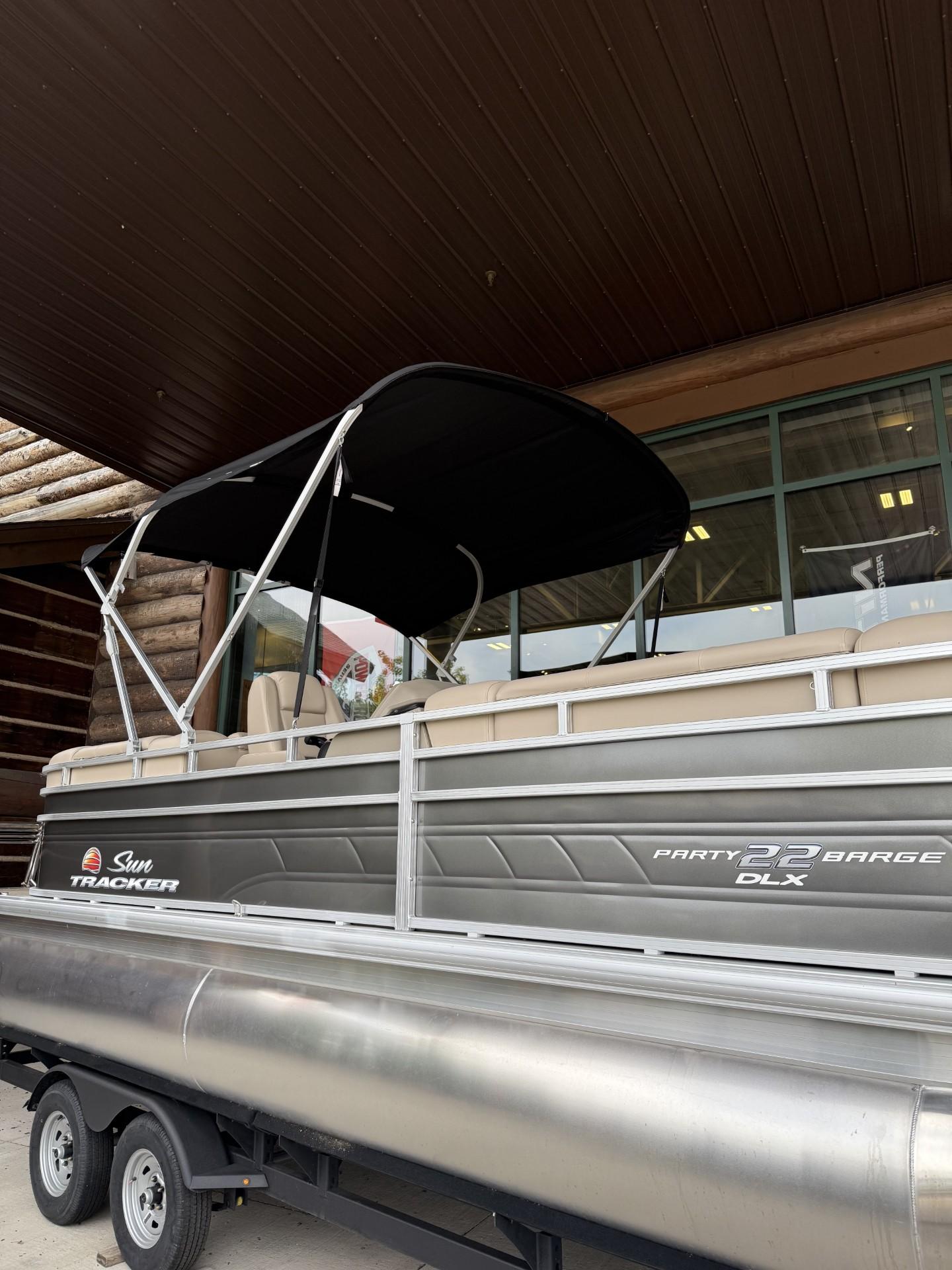 2025 Sun Tracker Party Barge 22 DLX