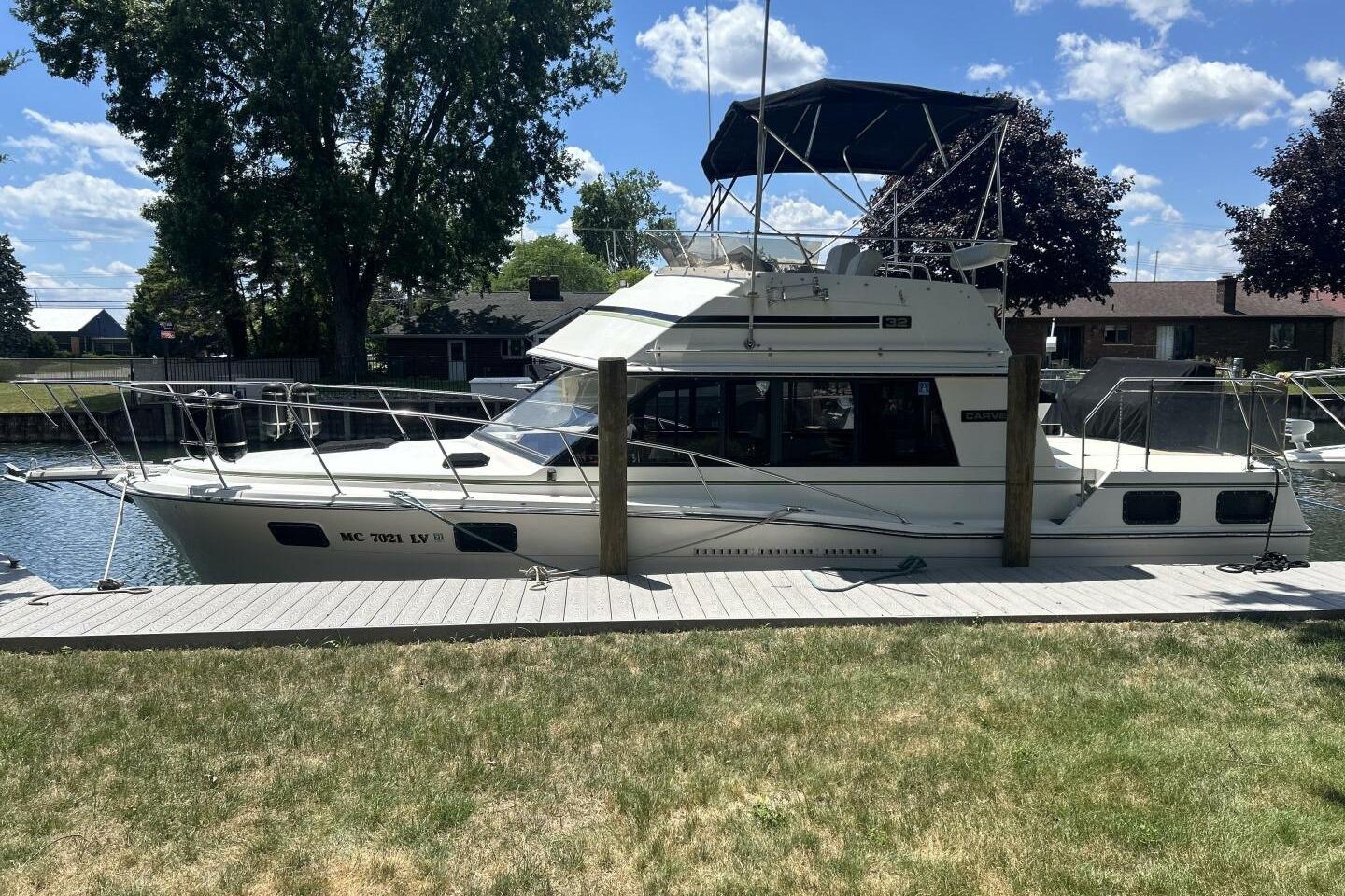 1985 Carver 3207 Aft Cabin