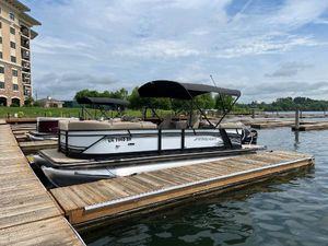 Starcraft SLS 3 2024 Starcraft SLS 3 pontoon boat docked at a marina.
