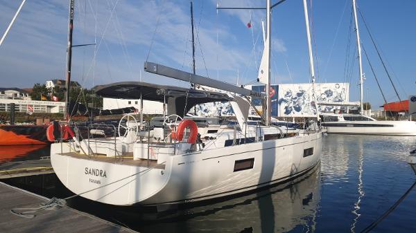 Beneteau Oceanis Yacht 54 Moored up