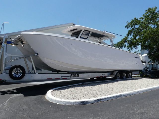 Twin Vee 400 Center Console GFX