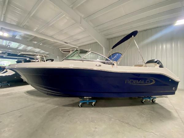 Robalo R207 Dual Console 2024 Robalo R207 Dual Console boat in a showroom.