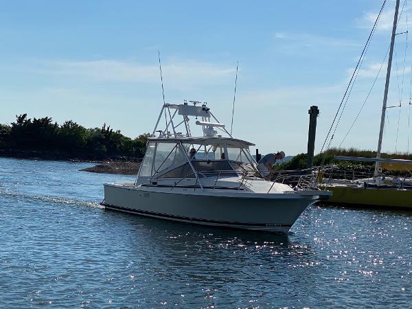 Blackfin 29 Combi 1986 Blackfin 29 Combi boat cruising on a sunny day in a calm waterway.