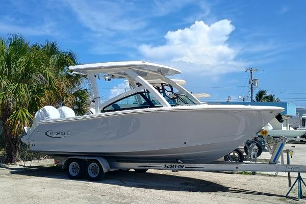 2025 Robalo R257 Dual Console