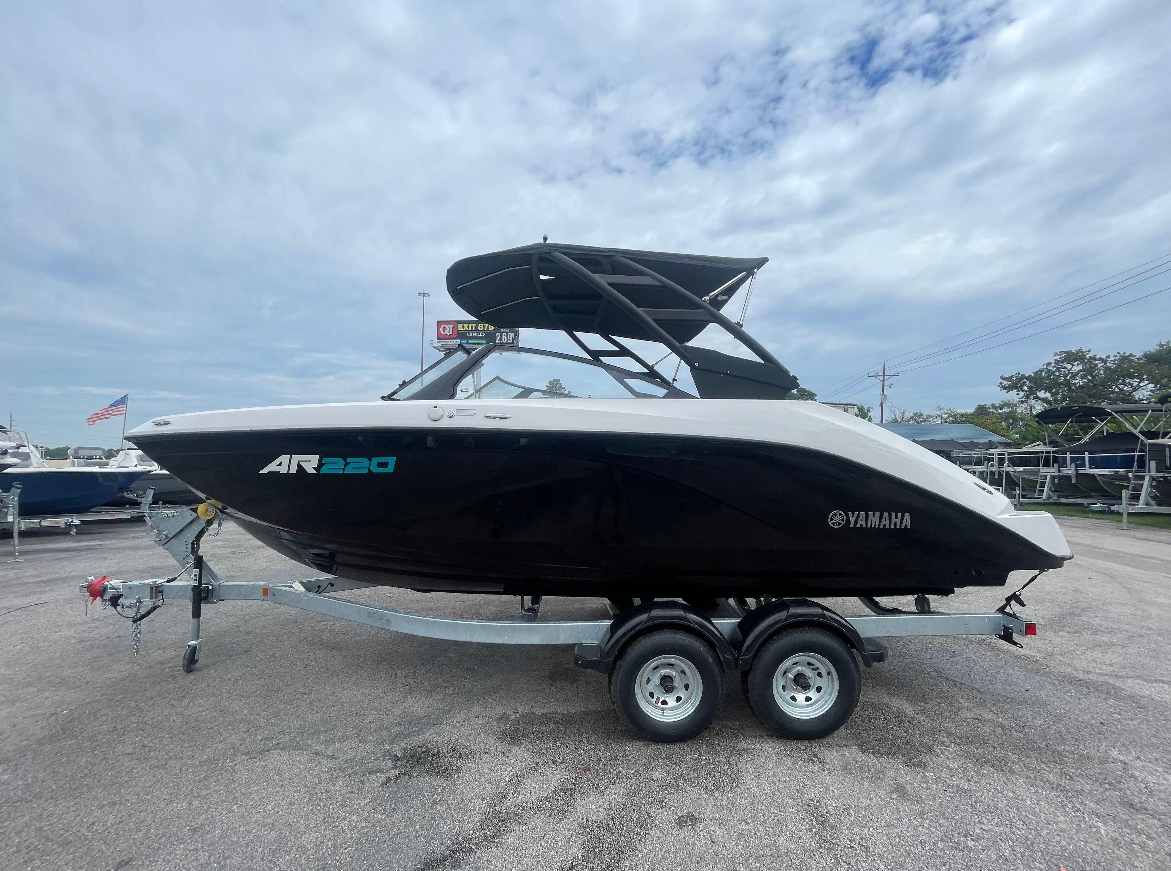 2025 Yamaha Boats AR220