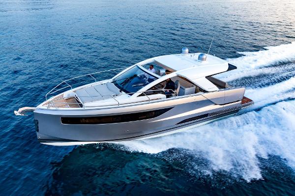 Jeanneau DB/43 IB 2025 Jeanneau DB/43 IB yacht cruising on open water, showcasing sleek design and luxury.