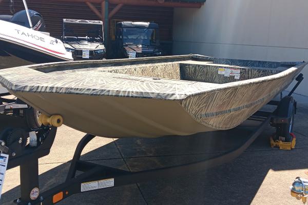 Tracker GRIZZLY 1860 Utility 2025 Tracker GRIZZLY 1860 Utility boat on trailer, outdoor display.