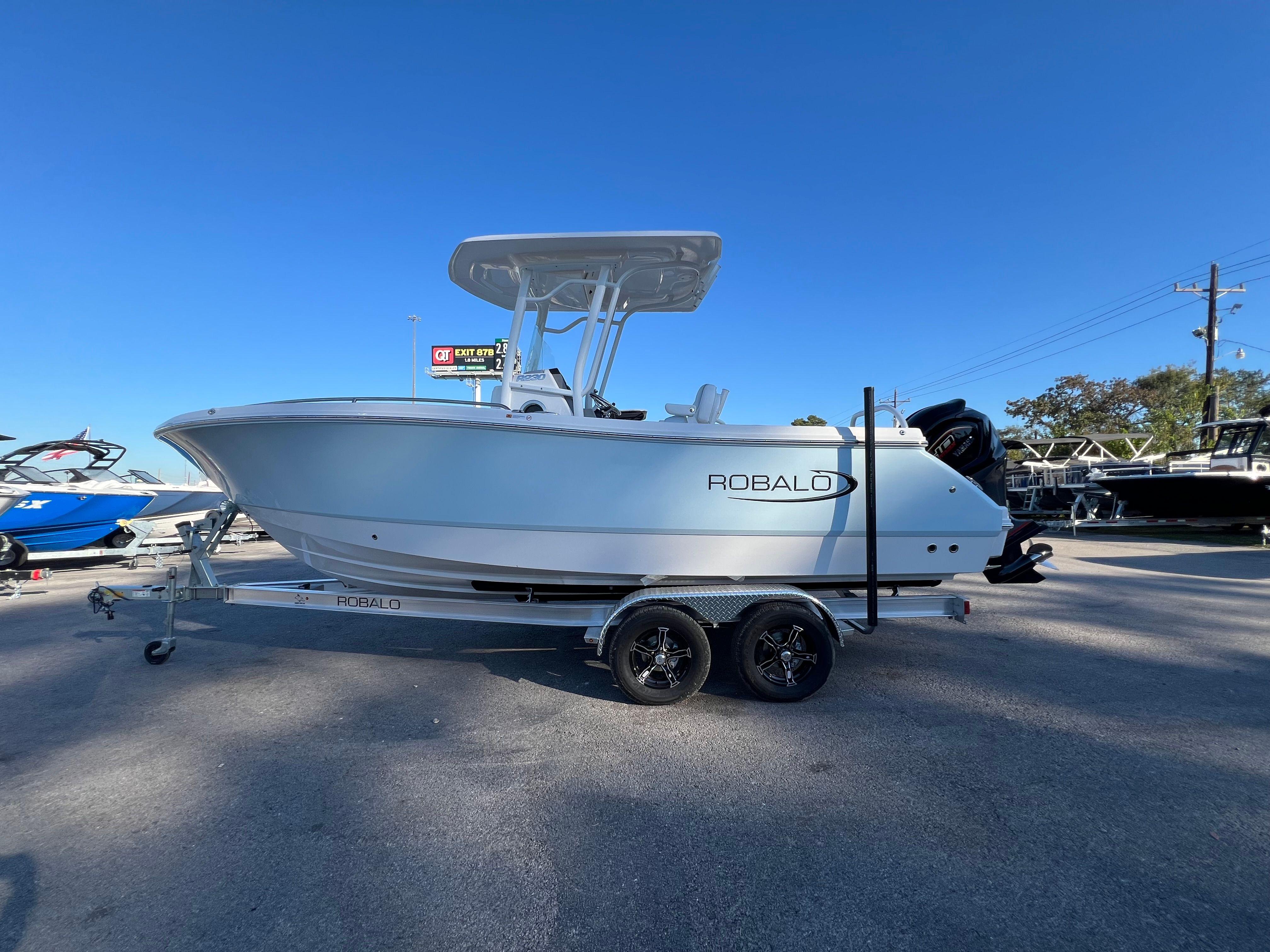 2025 Robalo 230 CC