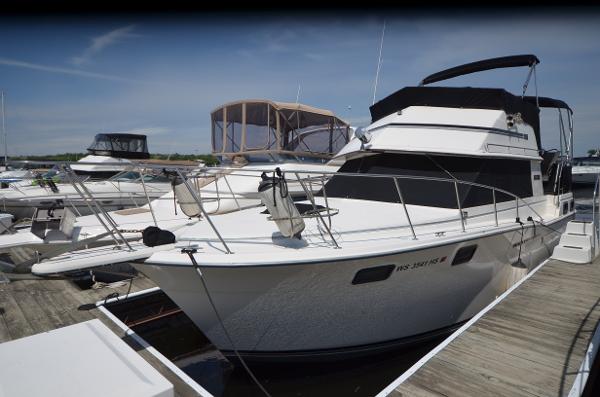 1985 Carver 3207 Aft Cabin