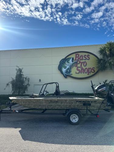 Tracker Grizzly 1654 T Sportsman 2025 Tracker Grizzly 1654 T Sportsman boat at Bass Pro Shops under sunny sky.