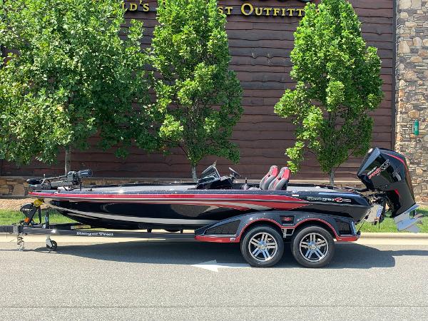 Ranger Z520R Ranger Cup Equipped 2024 Ranger Z520R Ranger Cup Equipped boat parked on a street with trees in the background.