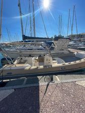 Capelli Tempest 700 Open 2019 Capelli Tempest 700 Open boat docked under sunny sky.