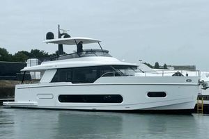 Azimut Magellano 60 2024 Azimut Magellano 60 yacht docked, showcasing sleek design and modern features.