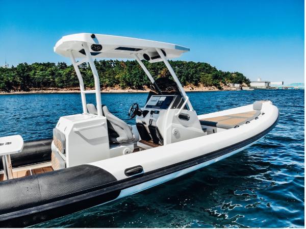 Highfield Sport 900 2025 Highfield Sport 900 boat on clear blue water near a forested shoreline.