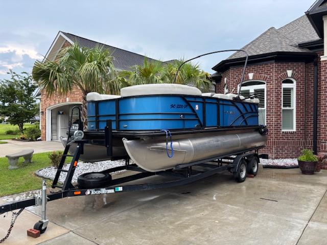 Sylvan Mirage 820 Cruise 2021 Sylvan Mirage 820 Cruise pontoon boat on trailer, parked in residential driveway.