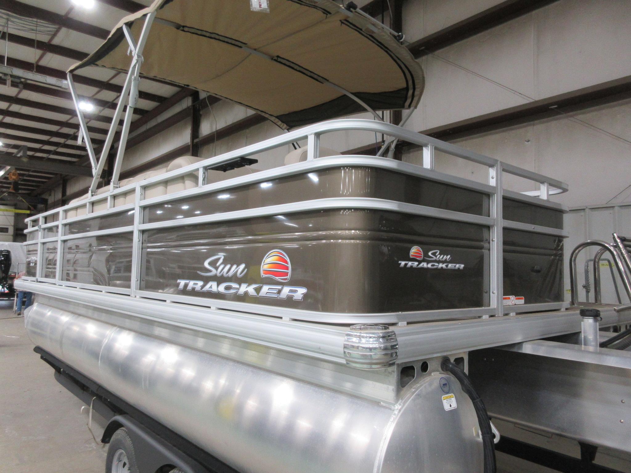 Sun Tracker SportFish 20 DLX 2024 Sun Tracker SportFish 20 DLX pontoon boat in a showroom setting.