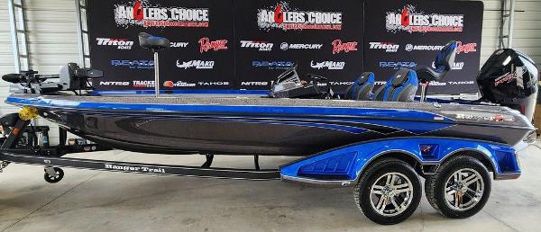 Ranger Z520R Ranger Cup Equipped 2025 Ranger Z520R Ranger Cup Equipped boat, blue and black, on trailer in showroom.