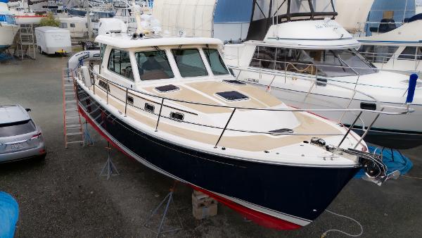 Sabre 38 Salon Express 2014 Sabre 38 Salon Express yacht in a marina, elevated on stands.