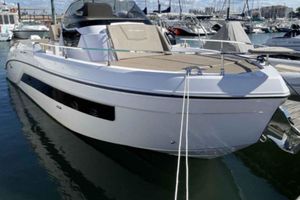 Ranieri NEXT 285 LX 2021 Ranieri NEXT 285 LX boat docked in a marina, sleek design, sunny day.