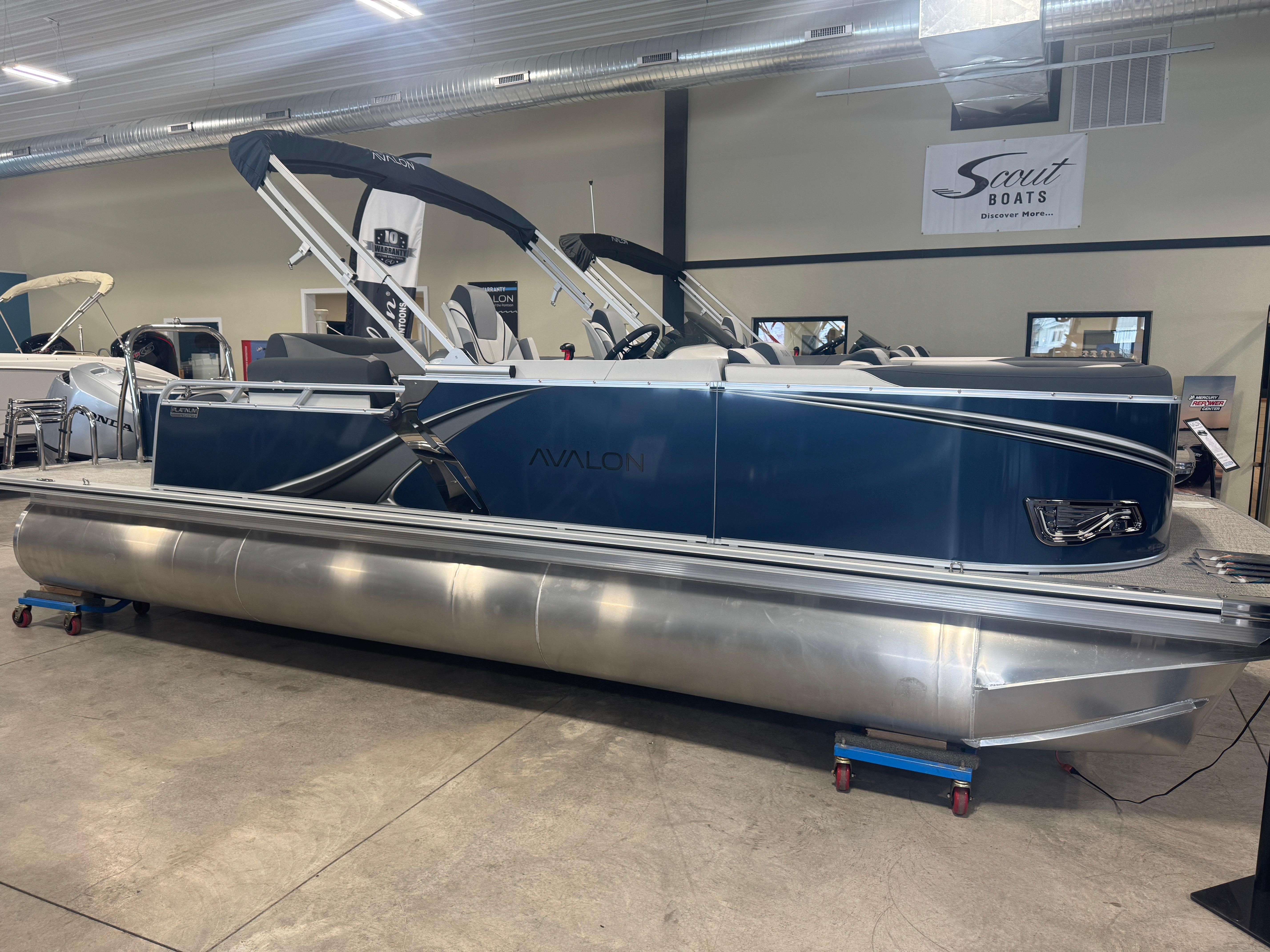 Avalon LSZ QUAD LOUNGER SHIFT 2025 Avalon LSZ Quad Lounger Shift pontoon boat displayed indoors at Scout Boats showroom.