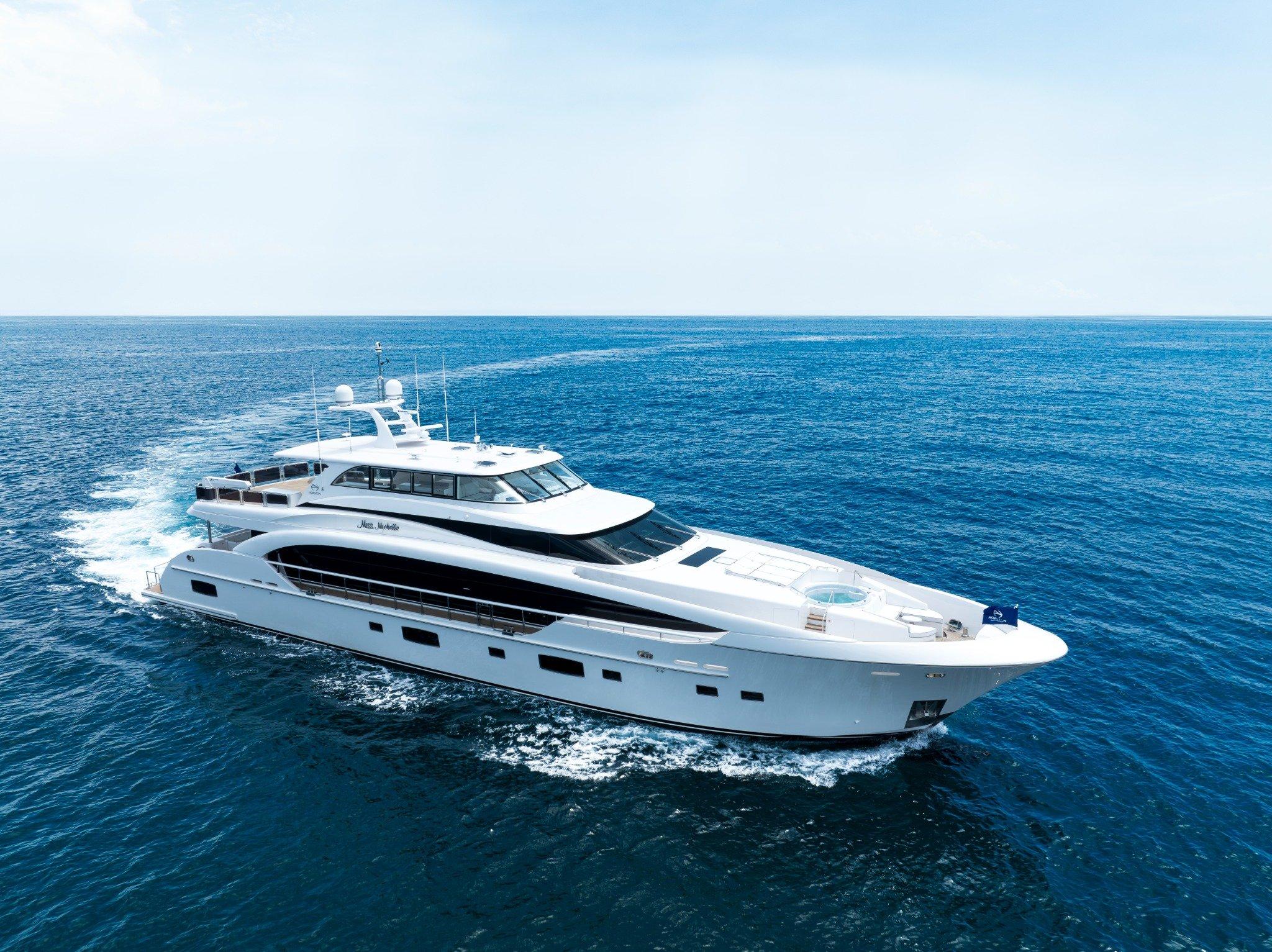 Horizon 122RP Luxury Horizon 122RP yacht cruising on open sea, 2025 model.