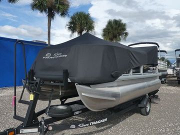 2025 Sun Tracker Party Barge 16 DLX