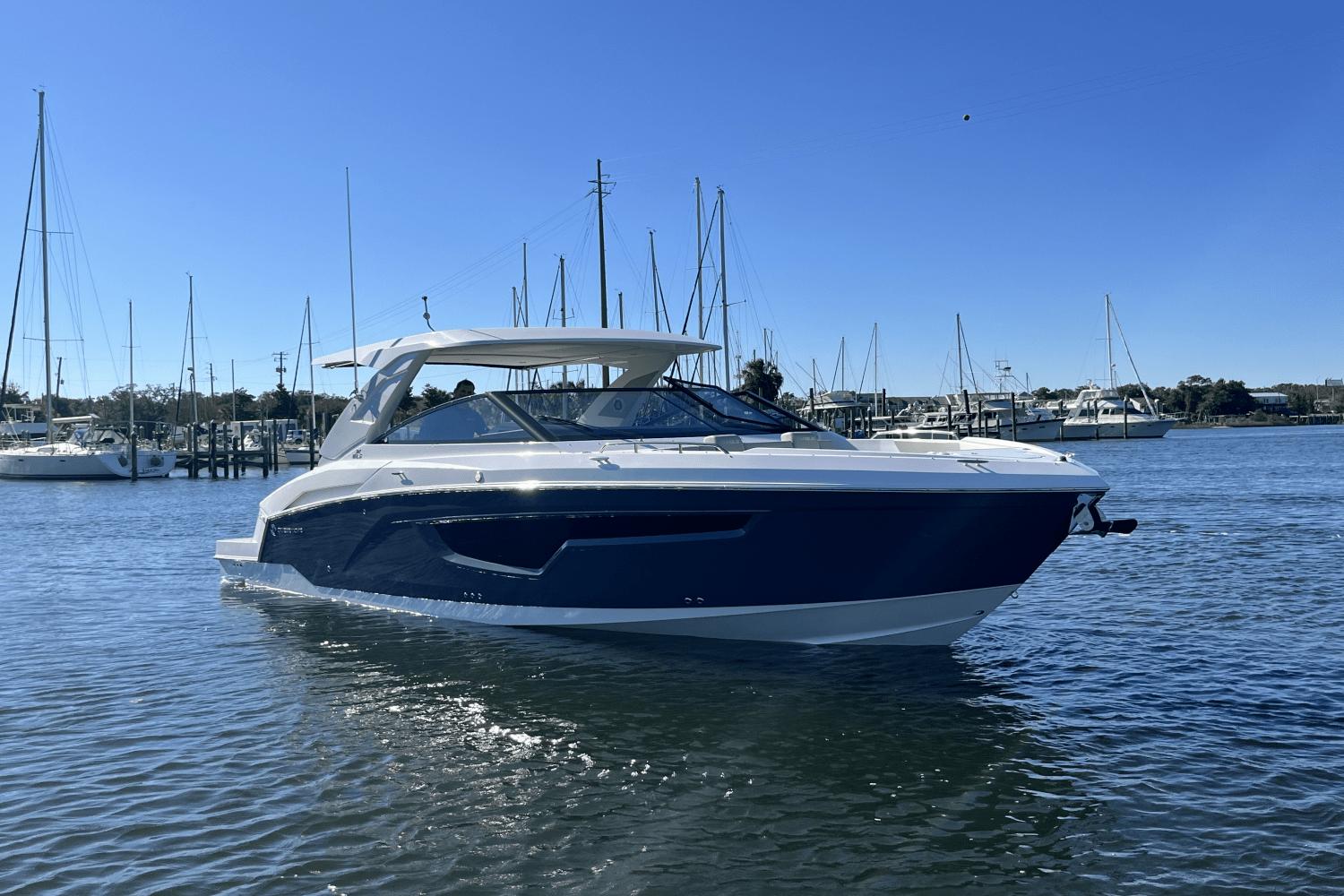 2025 Cruisers Yachts 34 GLS Outboard
