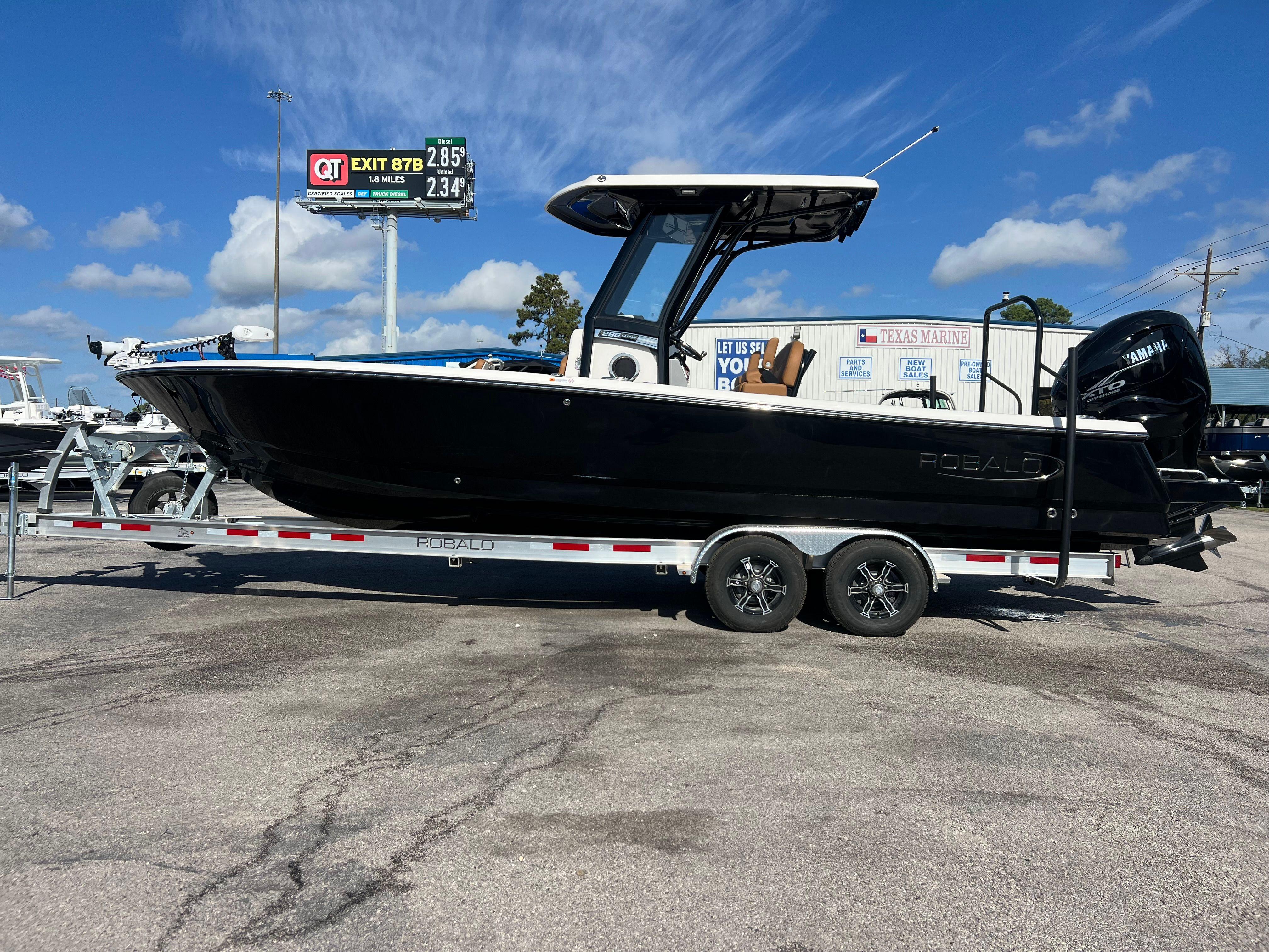 2025 Robalo 266 Cayman