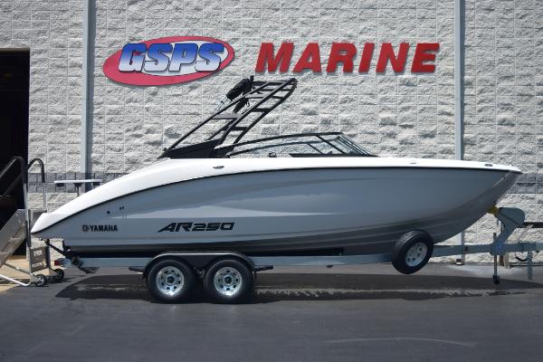 Yamaha Boats AR250 2025 Yamaha AR250 boat on trailer at GSPS Marine dealership.
