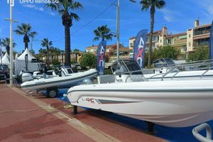 Ranieri 4xc h19 cc 2026 Ranieri 4xc h19 cc boat displayed at outdoor exhibition with palm trees.