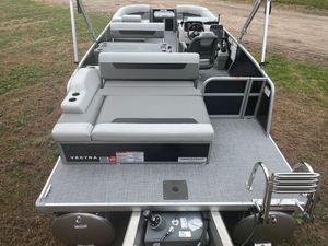 Princecraft Vectra 23 RL Dinette Swingback Pontoon & Mercury 4-Stroke EFI