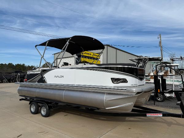 Avalon LSZ Quad Lounger 2025 Avalon LSZ Quad Lounger pontoon boat on trailer, outdoor display.