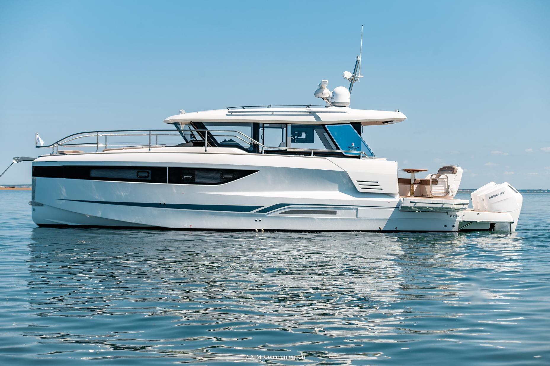 Wellcraft 44 Explorer 2025 Wellcraft 44 Explorer yacht on calm blue water, showcasing sleek design and modern features.