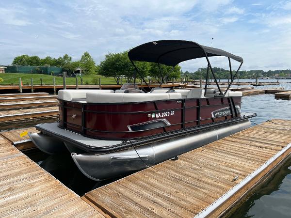 Starcraft EXS 3 2024 Starcraft EXS 3 pontoon boat docked at a marina.
