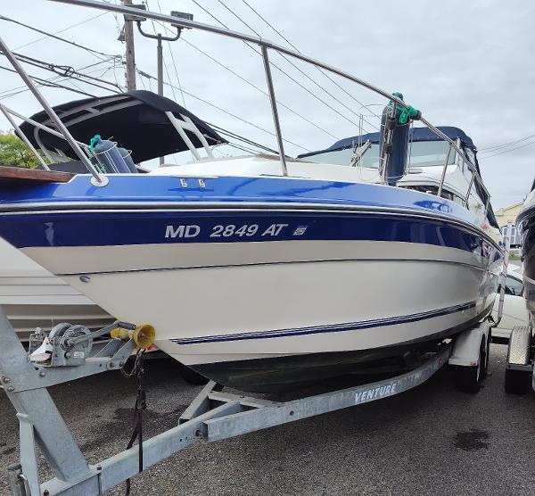 Sea Ray 268 DA 1988 Sea Ray 268 DA boat on trailer, blue and white, registration MD 2849 AT.