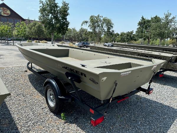 Tracker GRIZZLY 1860 Utility 2025 Tracker GRIZZLY 1860 Utility boat on trailer in outdoor setting.