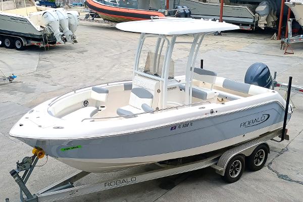 2023 Robalo R222 Center Console