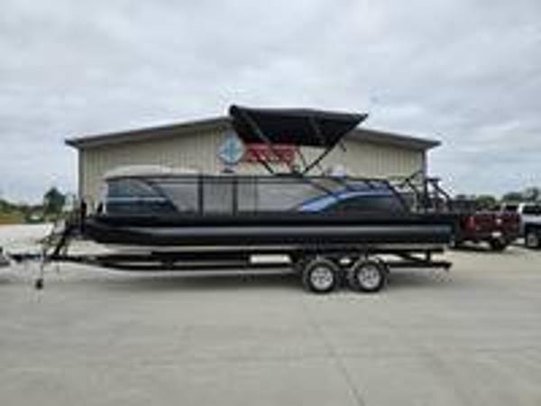 Sylvan L-3 DLZ 2025 Sylvan L-3 DLZ pontoon boat on trailer, parked outside a building.
