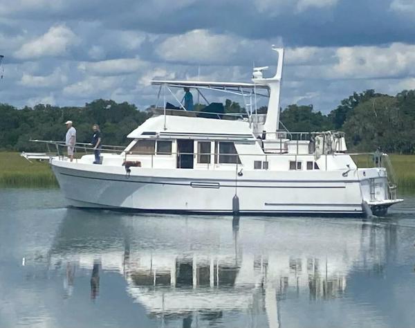Ocean Alexander 423 Classico 1996 Ocean Alexander 423 Classico yacht cruising on a calm lake.
