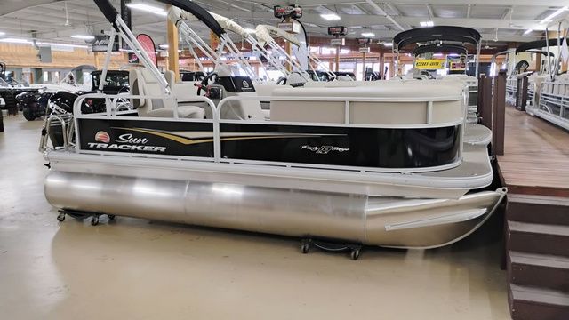2025 Sun Tracker Party Barge 16 DLX