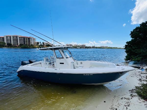 2012 Everglades 295 Center Console