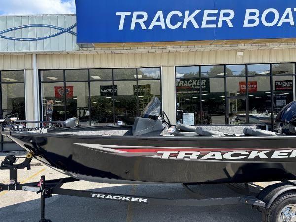 Tracker Pro Guide V-16 SC 2025 Tracker Pro Guide V-16 SC boat displayed outside Tracker Boats dealership.