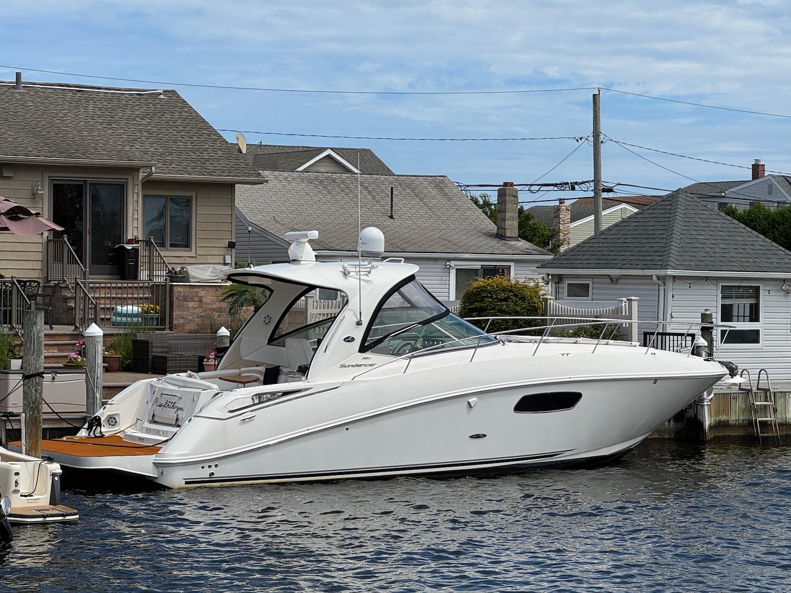 Sea Ray 350 Sundancer 2008 Sea Ray 350 Sundancer yacht docked near waterfront homes.