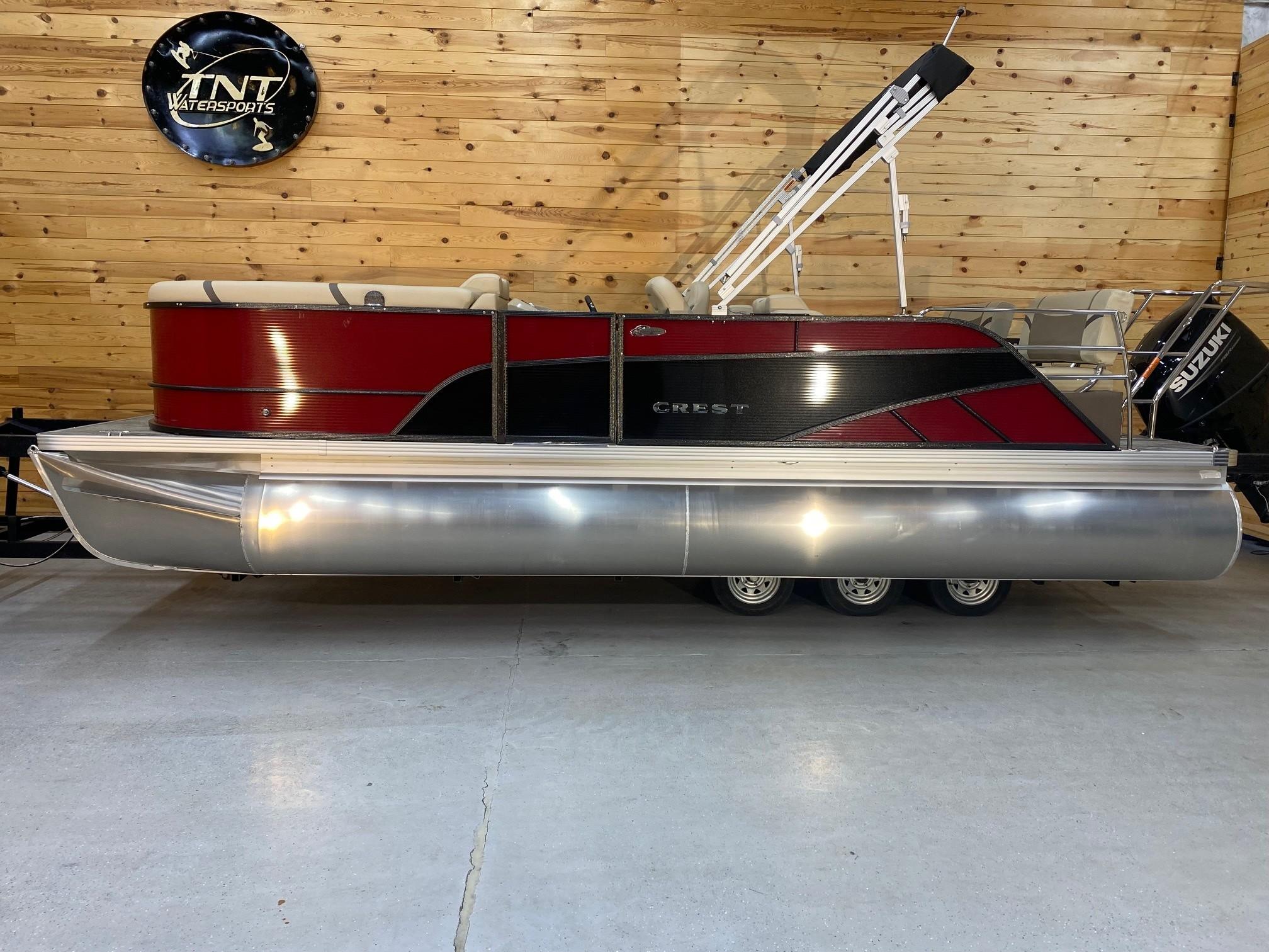 Crest Classic LX 220 SLRC 2023 Crest Classic LX 220 SLRC pontoon boat in showroom, wooden wall background.