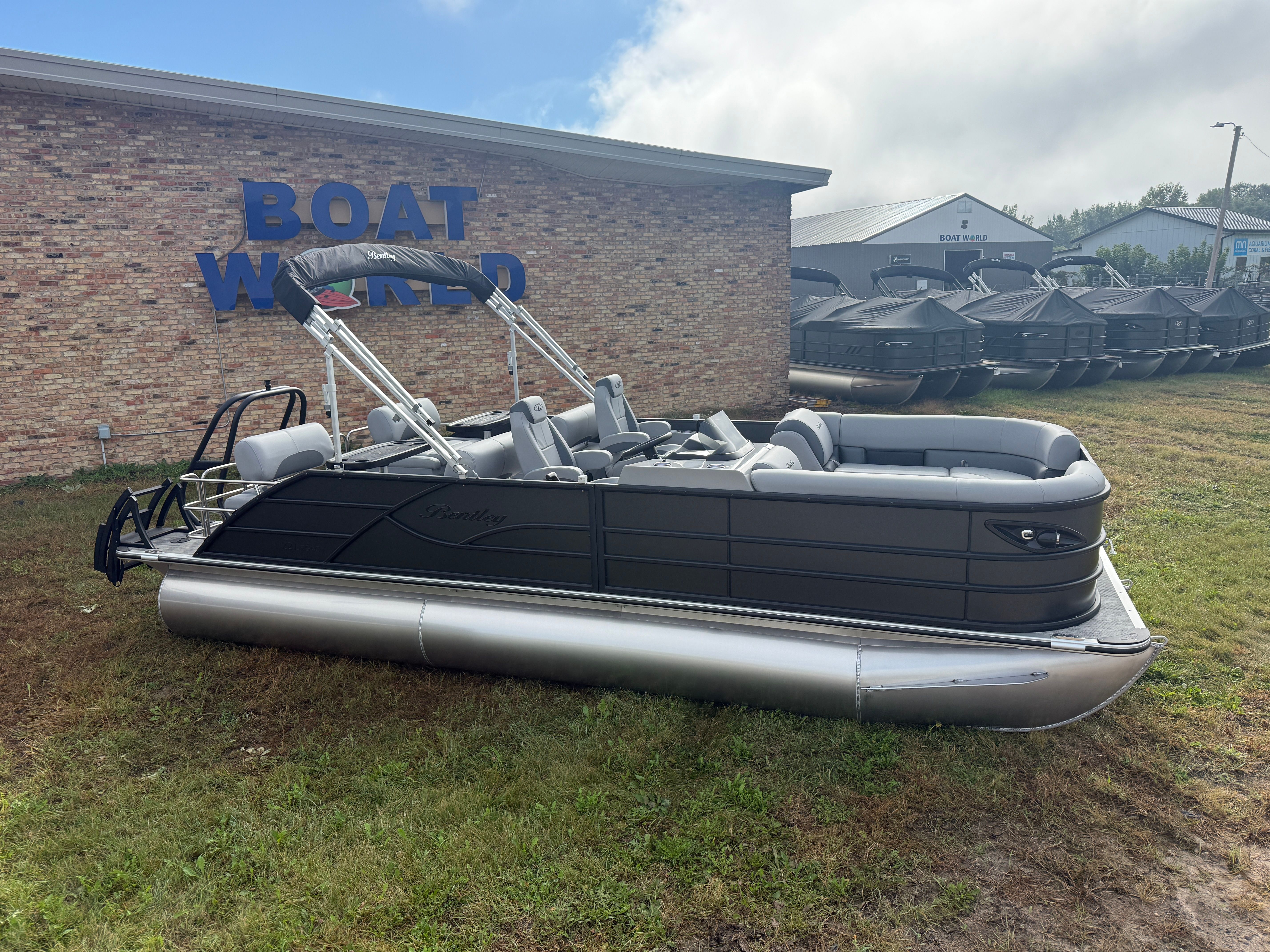 2026 Bentley Pontoons Legacy 223 QSB Swingback Tritoon & Honda 4-Stroke EFI