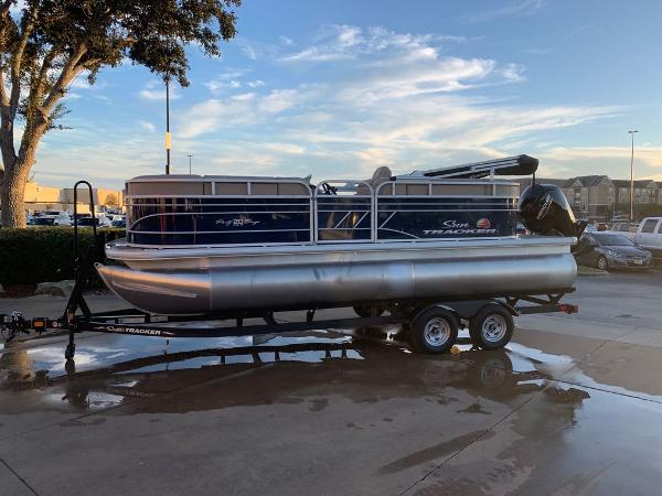 2023 Sun Tracker Party Barge 20 DLX