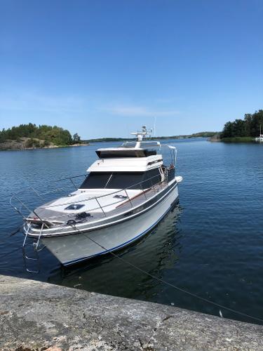 Storebro 430 Baltic Storebro 430 Baltic yacht from 1999 docked in serene waters under a clear blue sky.