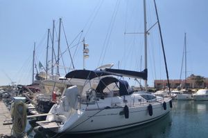 Jeanneau Sun Odyssey 42 DS 2006 Jeanneau Sun Odyssey 42 DS sailboat docked in marina under clear sky.