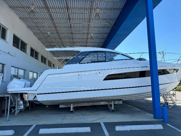 2024 Sealine S335V