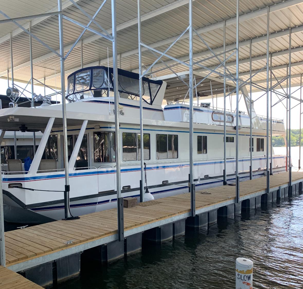 Stardust Cruisers Houseboat 2004 Stardust Cruisers houseboat docked under a covered marina.